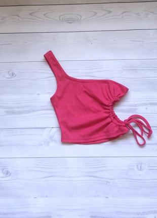 Топ у рубчик на одне плече з вирізом