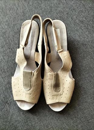 Зручні шкіряні босоніжки на танкетці ladó италія