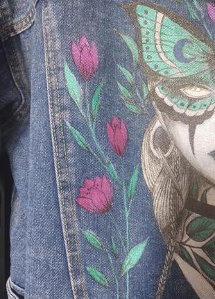 Жіноча джинсова куртка з ручним розписом5 фото