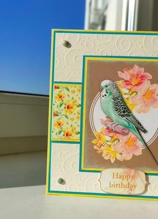 Открытка ручной работы до дня рождения с попугайчиком и лилией