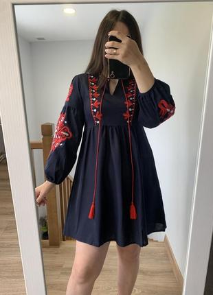 Платье с вышивкой