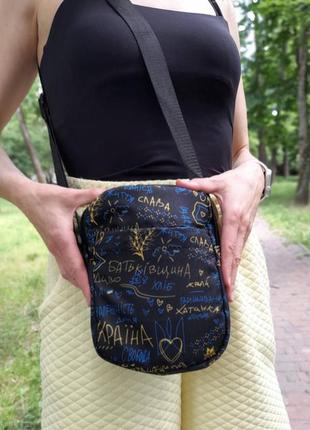 Жіноча барсетка через плече \ сумка месенджер \ бананка "ukraine" чорна з патріотичним принтом
