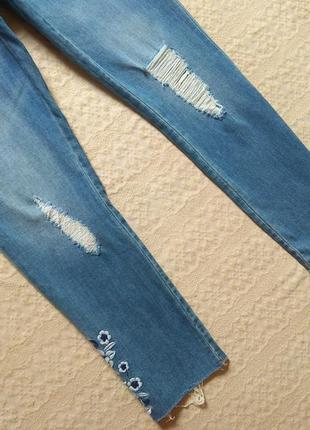 Стильные джинсы бойфренды с вышивкой и необработаным низом orsay, 12 размер.3 фото