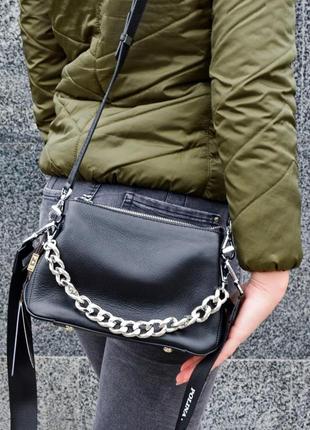 Женская сумка на плечо черная с ручкой цепочкой и плечевым ремнем polina & eiterou на ножках.4 фото