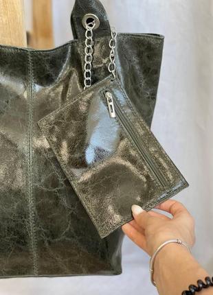 Італійська жіноча лакова сумка-шопер із двома ручками з натуральної шкіри з гаманцем.4 фото