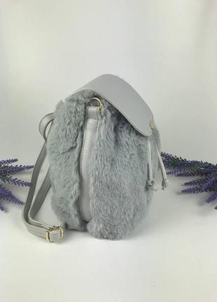 Жіночий рюкзак сірий міський з еко шкіри та штучного хутра, хутряний рюкзачок сумка на плече.5 фото