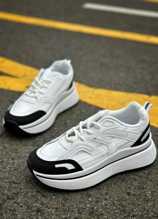 Кросівки жіночі