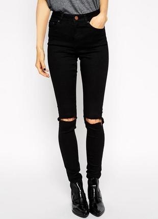 Черные джинсы с дирками на коленях