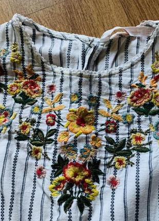 Блуза с вышивкой zara