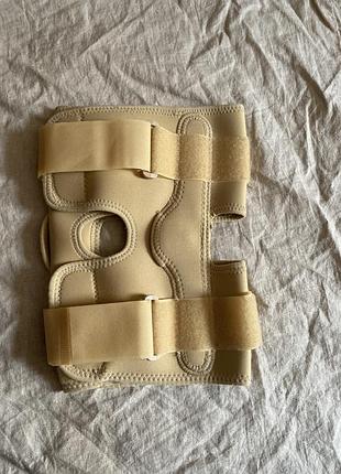 Наколенник с боковыми вставками из металла.