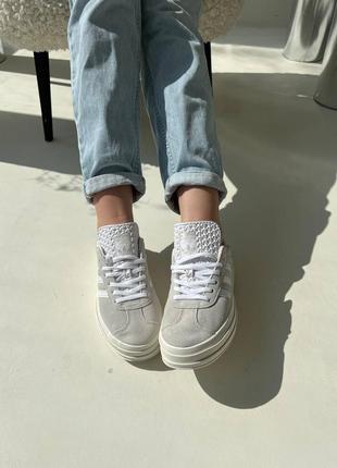 Жіночі замшеві кросівки на високій підошві adidas gazelle. колір сірий з білим9 фото