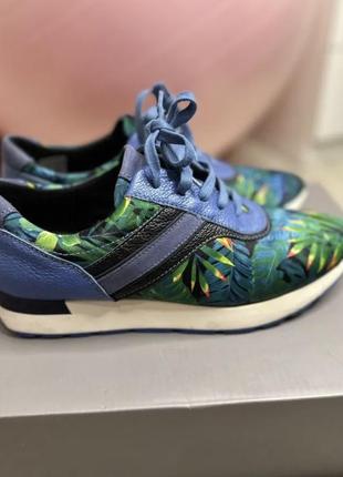 Продаю кроссовки новые обувались 3 раза