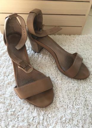 Стильні босоніжки