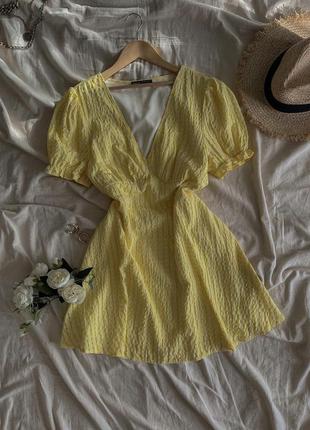 Яскрава обʼємна жовта сукня
