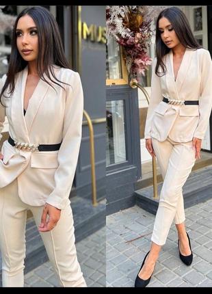 Женский брючный костюм