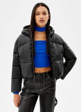 Черная куртка из эко-кожи bershka, размеры xs, s