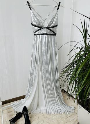 Неймарное вечернее серебристое платье плиссе с разрезом на ноге2 фото