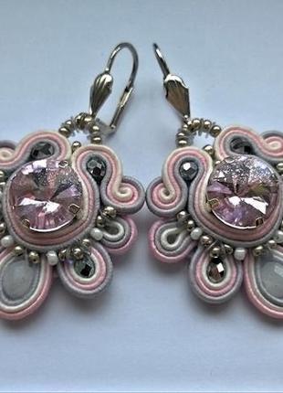 Серьги вышиты сутажными