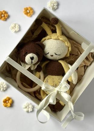 Подарунковий набір бджілка сплюшка  та ведмедик брязкальце  ручної роботи вʼязані гачком з бавовняної пряжі1 фото
