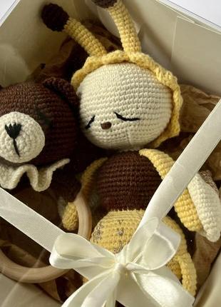 Подарунковий набір бджілка сплюшка  та ведмедик брязкальце  ручної роботи вʼязані гачком з бавовняної пряжі2 фото