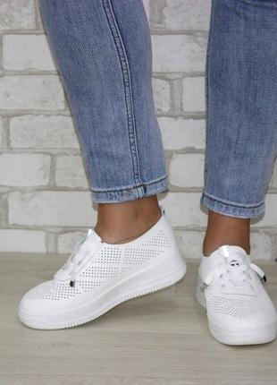 Стильні білі жіночі кросівки на товстій підошві з перфорацією літні/літо-жіноче взуття2 фото