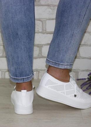Стильные белые женские кроссовки на толстой подошве с перфорацией летние/лето-женская обувь3 фото