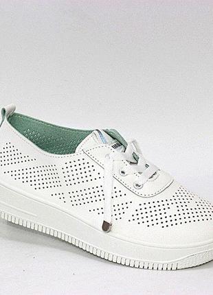 Стильні білі жіночі кросівки на товстій підошві з перфорацією літні/літо-жіноче взуття5 фото