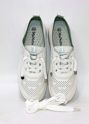 Стильні білі жіночі кросівки на товстій підошві з перфорацією літні/літо-жіноче взуття8 фото