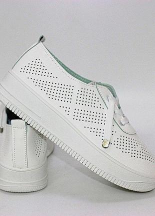Стильні білі жіночі кросівки на товстій підошві з перфорацією літні/літо-жіноче взуття9 фото