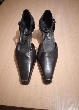 Кожаные туфли на каблуке2 фото