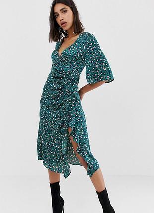 Темно-бірюзове атласне плаття міді з розрізом збоку та складками та леопардовим принтом prettylittlething