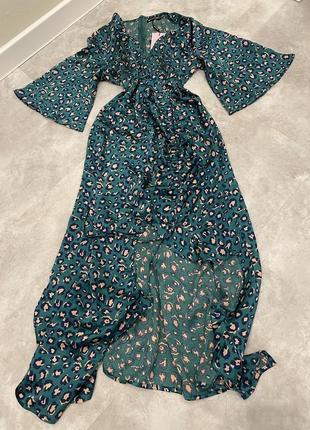 Темно-бирюзовое атласное платье-миди с разрезом сбоку и сборками и леопардовым принтом prettylittlething4 фото