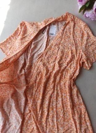 Коротке плаття з запахом з м'якої віскози з глибоким v-подібним вирізом і короткими рукавами.h&m .2 фото