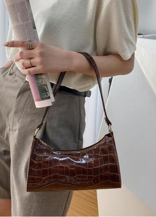 Шоколадна глянцева сумочка багет