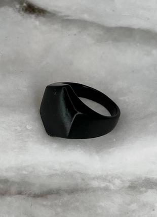 Кольцо печатка black шестигранник, size 17