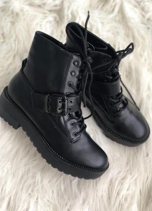 Трендовые ботинки bershka, черного цвета1 фото