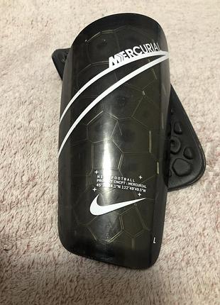 Футбольні щитки nike