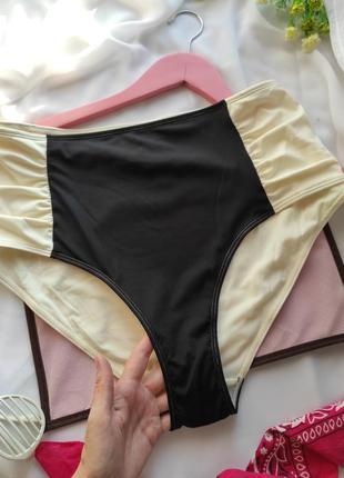 Стильные плавки женские высокие трусики черные со светлым в рубчик по бокам защипы раздельный купальник1 фото