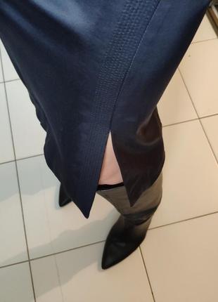 Классическая атласная юбка-карандаш миди с разрезом классическая футляр4 фото