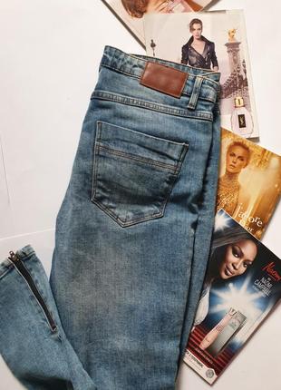 Рваные голубые джинсы reserved3 фото