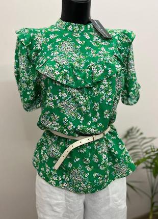 Яркая зеленая блузка и льняные брюки