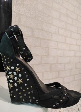 Стрипы, босоножки на танкетке с металлическими  заклепками