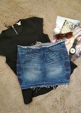 Актуальная джинсовая юбка короткая мини с необработанными краями
