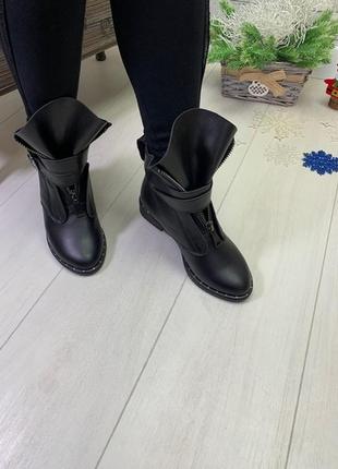 Кожаные ботинки с ремешком на низком каблуке4 фото