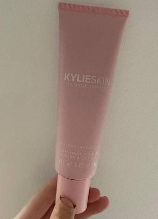 Скраб для лица ореховый от kylie skin walnut face scrub