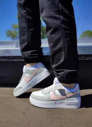 Стильні жіночі кросівки найк nike air force1 сіро-білі з рожевим шкіряні/шкіра-жіноче взуття на літо