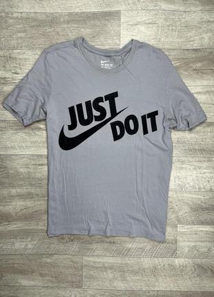 Nike футболка м размер серая с принтом оригинал