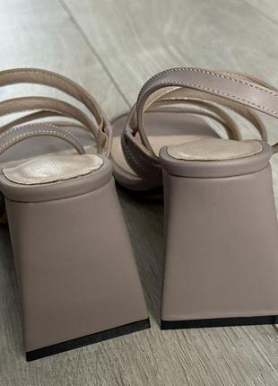 Кожаные босоножки на широком каблуке3 фото