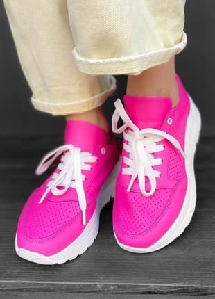 Кожаные женские кроссовки яркого малинового цвета3 фото