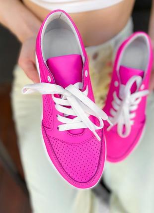 Кожаные женские кроссовки яркого малинового цвета2 фото